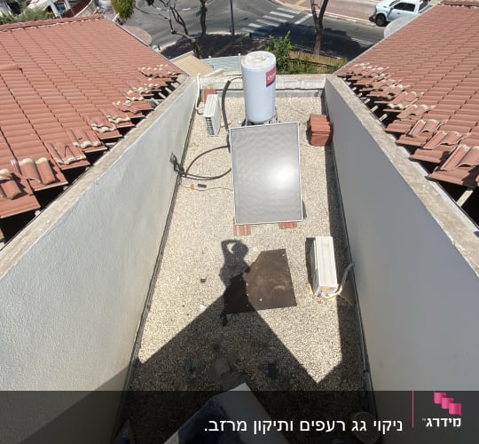 גג עם קולטי שמש ודוד מים